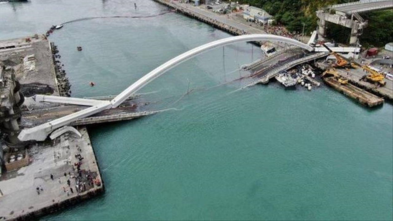 Çin’de köprü çökmesi sonucu 11 kişi hayatını kaybetti