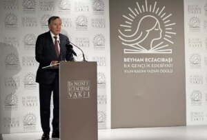 koray avci cakman yilin kadin yazari odulunu kazandi Ba2sXnAa.jpg